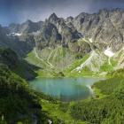 Panorama znad Zielonego Stawu Kaczego. W tle po lewej Kaczy Szczyt, który Wiesław...