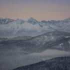 Widok na Tatry z Mogielicy. Na pierwszym planie Gorc z wieżą widokową. Zdjęcie Kuba...