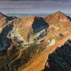 Tatry Zachodnie, widok z Barańca na słowacką Orlą Perć, po prawej Rohacze. Zdjęcie...