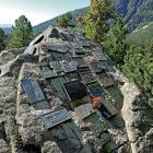 Jedna z tych tablic na cmentarzu pod Osterwą upamiętnia polskich wspinaczy, którzy w...