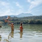 Sprung ins Wasser Badetag mit der Familie am Reintalersee in der Ferienregion...