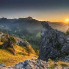 Z niepozornego Nosala także można dostrzec piękno Tatr. | Fot. Adobe Stock