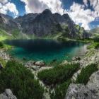 Czarny Staw pod Rysami, widok na Rysy, Kazalnicę i Mięguszowieckie Szczyty. Zdjęcie...