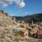 Zachowane do dziś mury mają 12 m wysokości. Powstały w XIV w. z rozkazu króla Piotra IV...