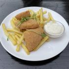 Specjały naszych południowych sąsiadów - smażony ser w panierce z frytkami i sosem...