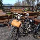 Taras widokowy obok kawiarni i muzeum motorowerów Moped Retro (górna stacja wyciągu)....