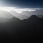 Tatry Zachodnie, widok z Giewontu o wschodzie słońca | Fot.  Maciej Durczak