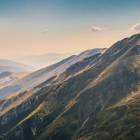 Drodze na najwyższy szczyt towarzyszy ciągłe schodzenie i podchodzenie przez liczne...