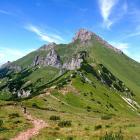 Widok na Szeroką Przełęcz, a nad nią Płaczliwa Skała. Zdjęcie Magdalena Przysiwek