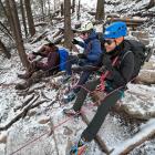 Autor tekstu podczas zimowego kursu turystyki wysokogórskiej. Zdjęcie Szymon Tatar