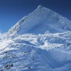 Widok na Medelz i kolejkę docierającą do podnóża piramidy. Zdjęcie Mikołaj Gospodarek