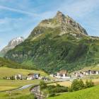 Alpy, Tyrol, charakterystyczna piramida Ballunspitze (2671 m n.p.m.). Zdjęcie Adobe...