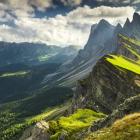  Kolejnym wartym polecenia miejscem jest szczyt Seceda (2518 m n.p.m.), położony na...