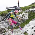 Szwajcaria, Alpy Zachodnie, ubezpieczona łańcuchem ścieżka w okolicach areny...