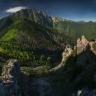 Widok z Sarniej Skały na Giewont. Zdjęcie Karol Nienartowicz