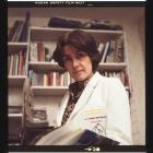 Wanda w białym fartuchu z Everestem. Zdjęcie z archiwum Wandy Rutkiewicz