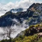 Portugalia Madera Obłoki poruszane wiatrem rozsuwają się,-odkrywając kolejne...