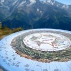 Dzięki takiej panoramie na szczycie Mont Joly rozpoznacie każdy szczyt. Zdjęcie...