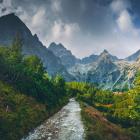 Widok na szczyty wznoszące się ponad Zielonym Stawem Kieżmarskim. Zdjęcie Adobe Stock