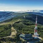 Dzięki charakterystycznemu masztowi na szczycie Skrzyczne jest łatwo rozpoznawalne z...