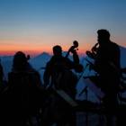 Dolomity. Dyrygent życzy przyjemnego koncertu i gdy zza grani pada pierwszy promień, ze...