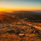 Zachód słońca widoczny z najwyższego szczytu Karkonoszy | Fot. Rafał Kotylak