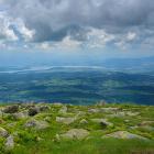 Panorama z Babiej Góry na południowy wschód. Od lewej: Tatry Zachodnie, Pogórze...