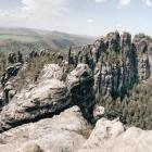 Grupy skalne wyglądają jak wyspy wśród zieleni drzew. Ich mnogość to również liczne...