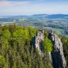 Skały wśród lasów to charakterystyczny krajobraz Rudaw Janowickich. Zdjęcie Adobe Stock