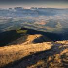 Podejście na Baraniec od południowej strony. Na horyzoncie Niskie Tatry. Zdjęcie Karol...