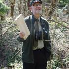 Marian Stój podczas wieszania budek lęgowych dla ptaków, fot Archiwum Mariana Stója 