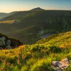 Widok z okolic Smogorni. W dole Samotnia, a na horyzoncie Śnieżka | Fot. Rafał Kotylak