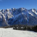 Widok na Dolomity Brenty (z prawej strony z Passo del Grostè) ze zjazdu z Monte Vigo w...