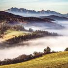 Tatry na horyzoncie to stały element wędrówki po grzbiecie. Zdjęcie Kuba Witos