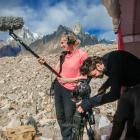 Eliza z mikrofonem w trakcie zdjęć do filmu „K2. Dotknąć Nieba”. Zdjęcie David...