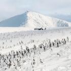 Widok na Śnieżkę od czeskiej strony. Na pierwszym planie Luční Bouda. Zdjęcie Adobe Stock