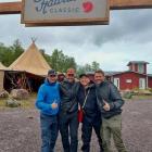 Meta w Abisko po 100 kilometrach górskich zmagań. Od lewej: Kajetan Domagała, Carl...