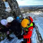 Ewakuacja turystów na Pośredniej Turni.
Fot. A Górka