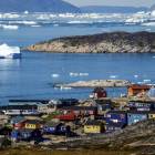 Kolorowe domy to doskonały sposób na urozmaicenie grenlandzkich krajobrazów. Zdjęcie...
