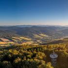 Wieża widokowa na Jaworzu, w tle Beskid Niski oraz Sądecki | Fot. Adobe Stock