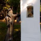 Czeskie Karkonosze, kapliczka kolumnowa z 1834r, obok posąg pielgrzyma,
fot. Joanna...