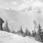 Narciarz z Wołowcem w tle, dWudziestolecie Międzywojenne fot. Józef Oppenheim, zbiory...