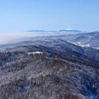 Widok z wieży na Lubaniu na zachód, w stronę Babiej Góry | Fot. Jakub Hałun, CC BY-SA...