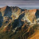 Tatry Zachodnie, widok z Barańca na słowacką Orlą Perć, po prawej Rohacze | Fot. Karol...