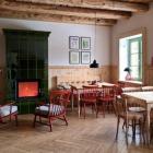 Stylowa jadalnia schroniska pod Oźną: serce miejsca | Fot. Agnieszka Polak