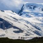 Co chwilę za plecami zawodników pojawiają się ośnieżone szczyty i potężny masyw Grand...