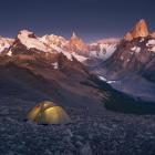 Patagonia, biwak na Pliegue Tumbado przed wschodem słońca. Zdjęcie Karol Nienartowicz