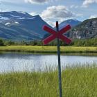 Charakterystyczne oznaczenie drogi dla skuterów na szlaku do Kebnekaise Fjällstation |...