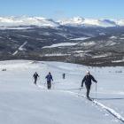 Takimi widokami będziecie zachwyceni. Na pierwszym planie szlak przemierza fotograf...