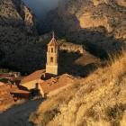 Ścieżka prowadząca do najwyżej położonego fragmentu miejskich murów zaczyna się przy...